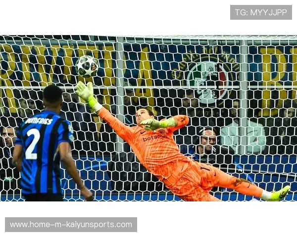 索默指尖捅出对方近距离头球，力保国际米兰球门不失